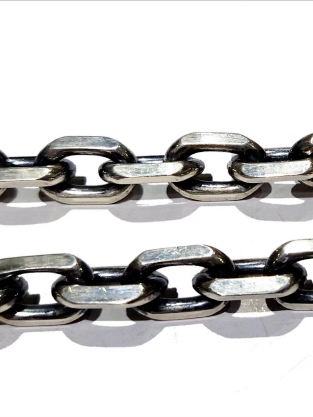 シルバー系のネックレスを着用したメンズの秋コーディネートの3枚目の写真