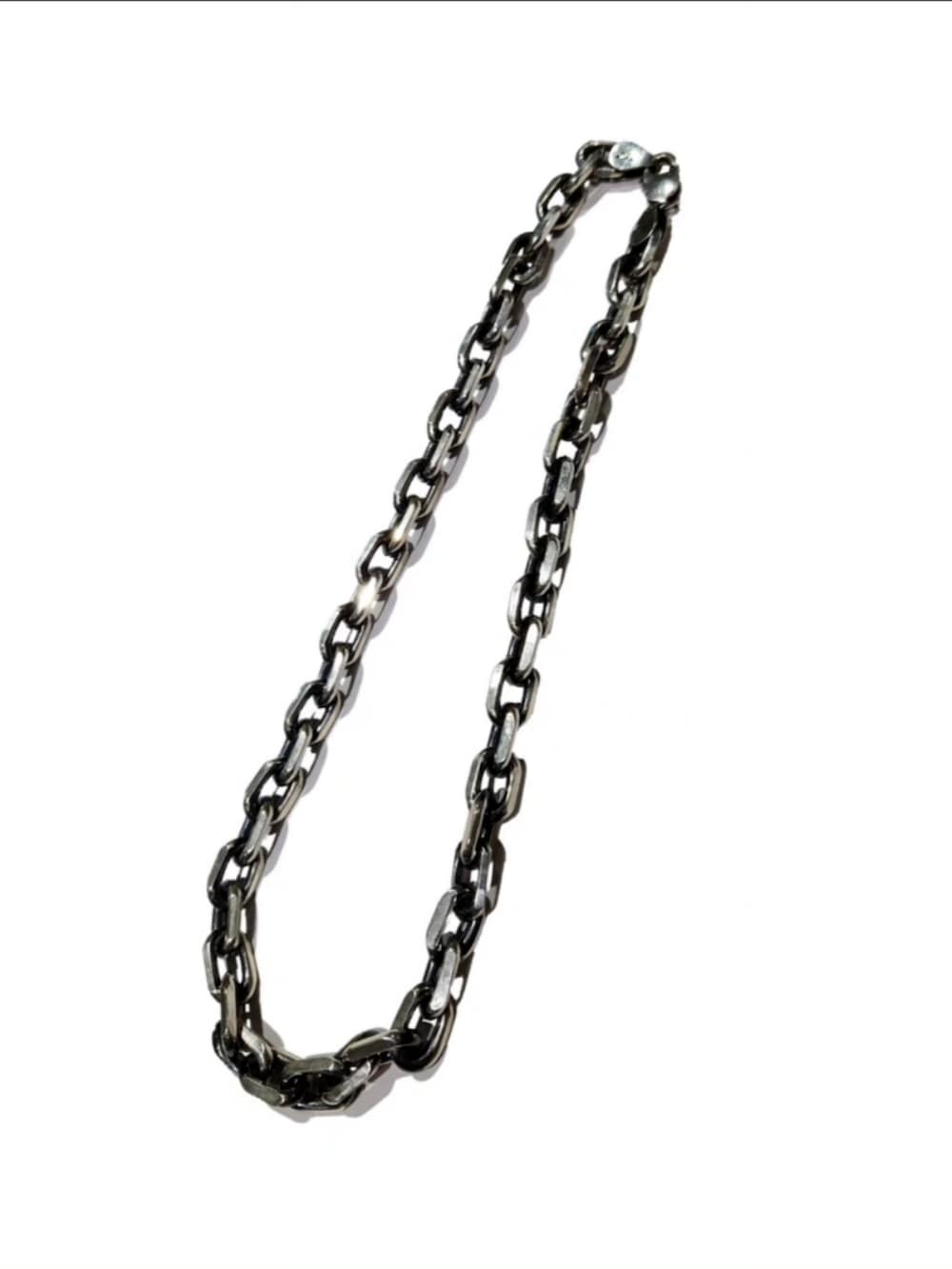 シルバー系のネックレスを着用したメンズの秋コーディネートの2枚目の写真