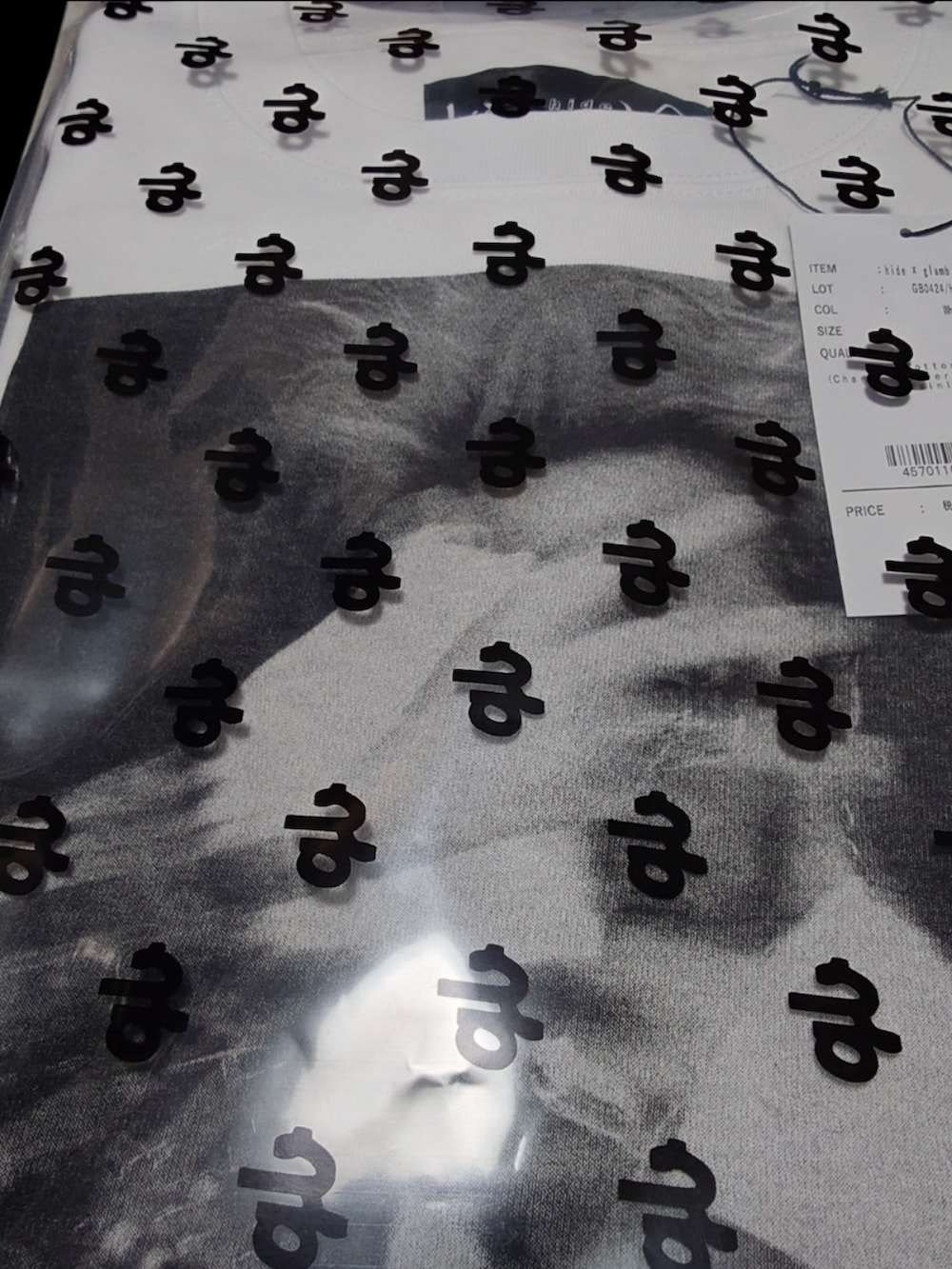 ホワイト系のTシャツ/カットソー、グレー系のテーラードジャケット、シルバー系のネックレスを着用したメンズの秋コーディネートの2枚目の写真