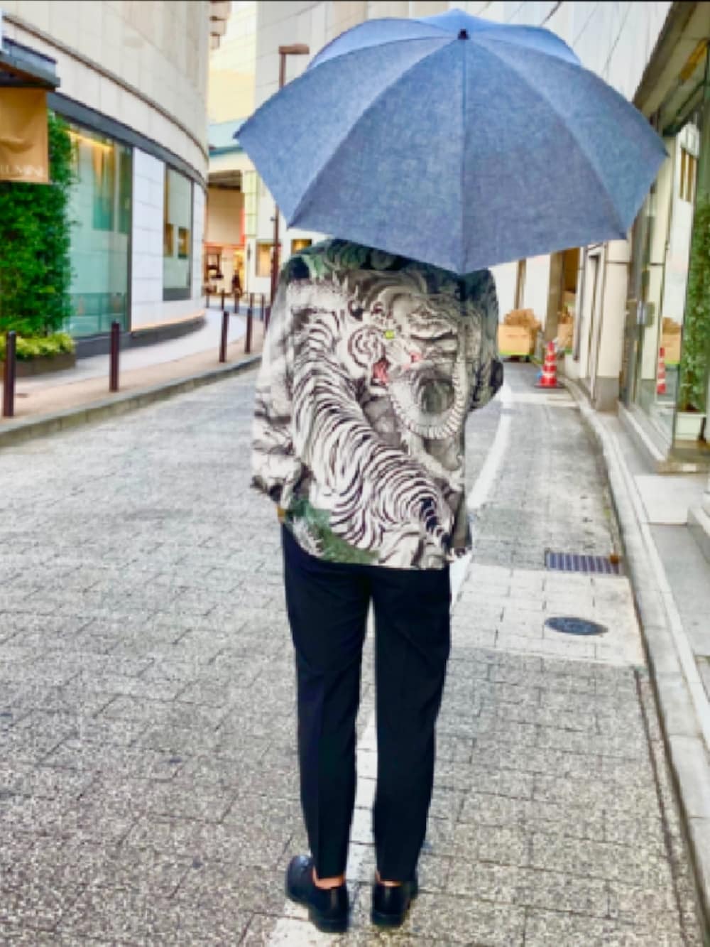 ホワイト系のシャツ/ブラウス、ブラック系のスラックス、ブラック系のシューズを着用したメンズの夏コーディネートの2枚目の写真