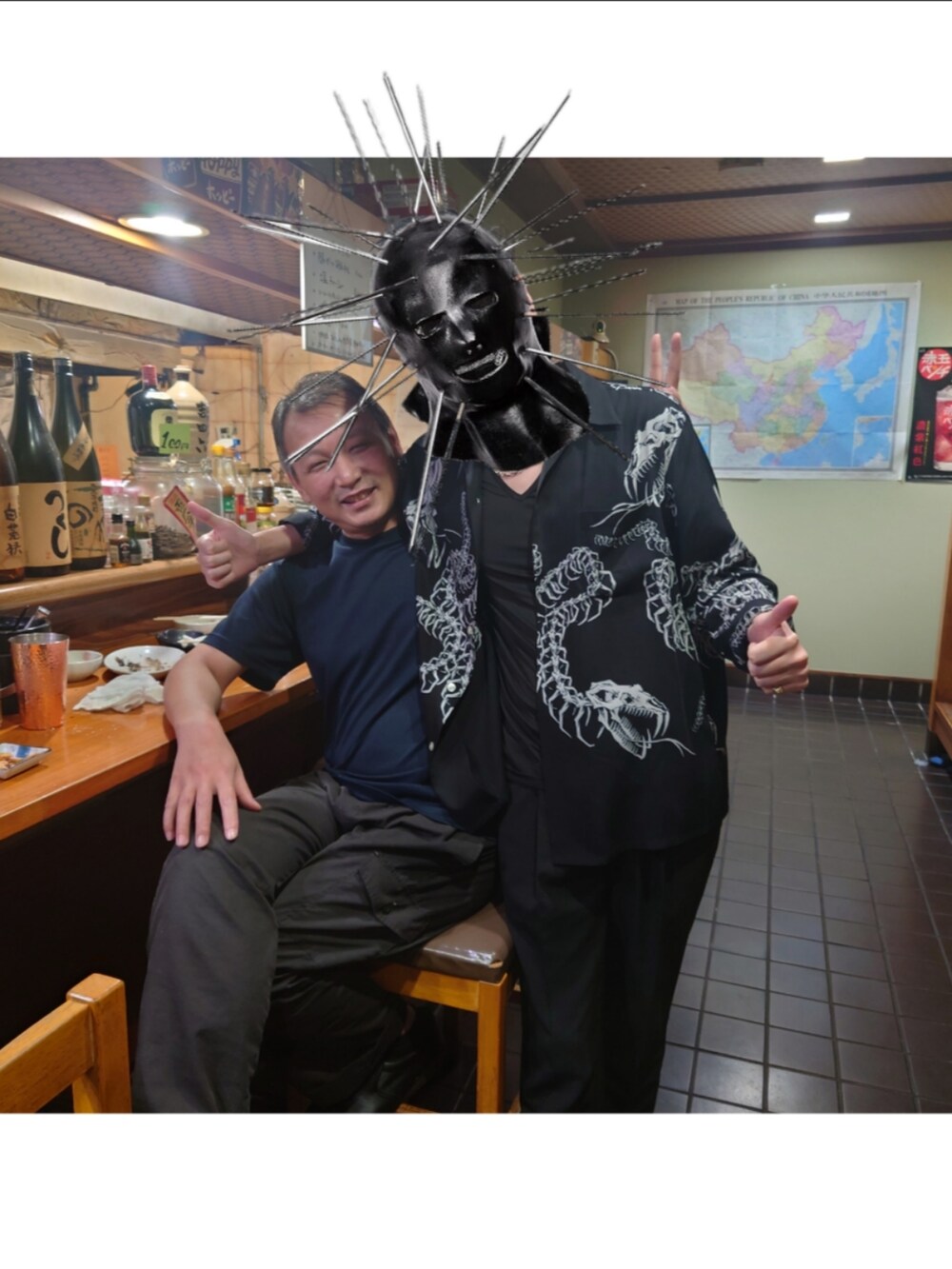 ブラック系のシャツ/ブラウスを着用したメンズの夏コーディネートの2枚目の写真