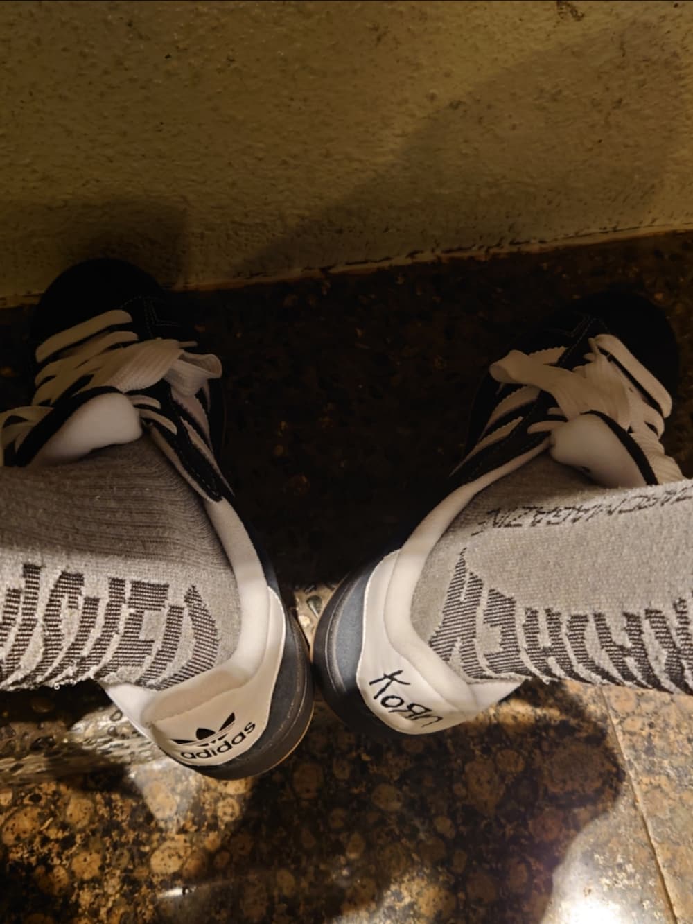 ブラック系のパンツ、ブラック系のスニーカー、グレー系のソックス/靴下を着用したメンズの秋コーディネートの4枚目の写真