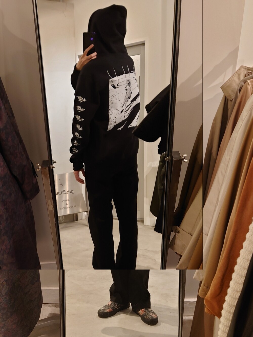 その他のスニーカー、ブラック系のチノパンツ、ブラック系のパーカーを着用したメンズの冬コーディネートの2枚目の写真