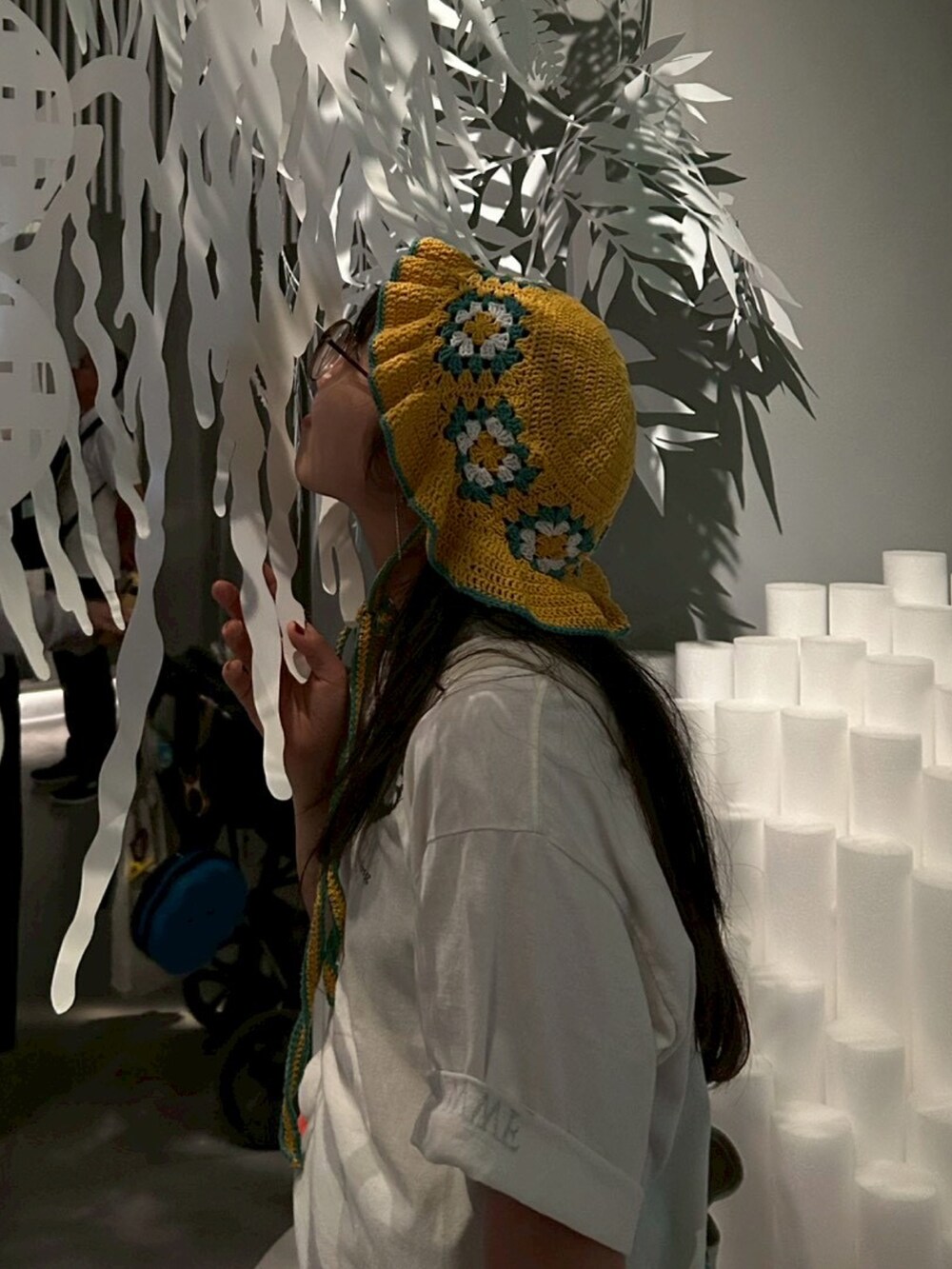 ホワイト系のショルダーバッグを着用したレディースの秋コーディネートの2枚目の写真