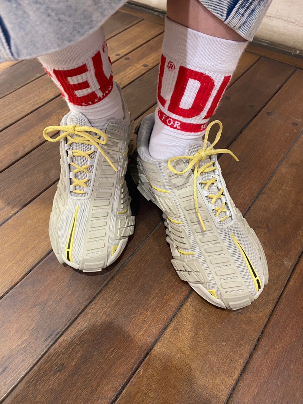 ベージュ系のジャケット/アウター、ベージュ系のニット/セーター、レッド系のショルダーバッグを着用したレディースの冬コーディネートの4枚目の写真