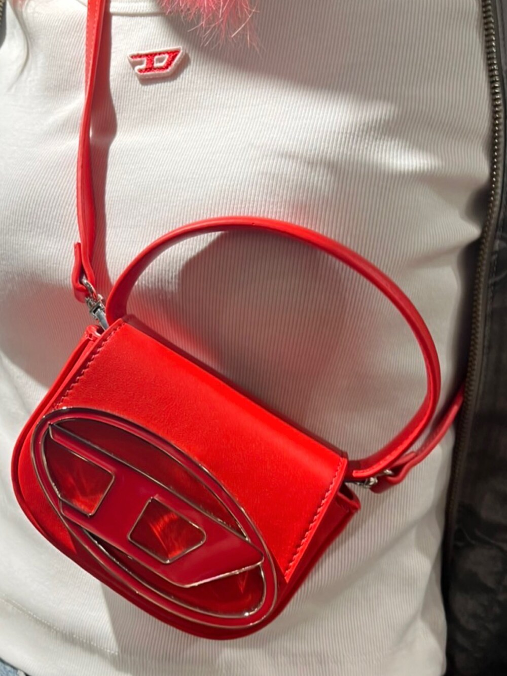 ホワイト系のスニーカー、ブルー系のデニムパンツ、ホワイト系のTシャツ/カットソーを着用したレディースの秋コーディネートの2枚目の写真