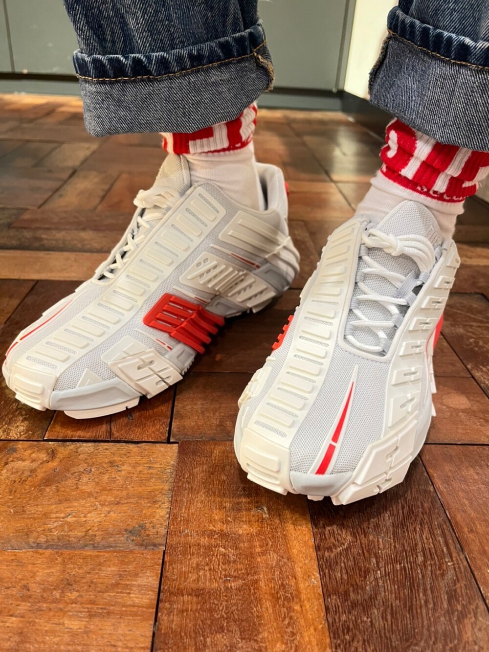 ホワイト系のスニーカー、ブルー系のデニムパンツ、ホワイト系のTシャツ/カットソーを着用したレディースの秋コーディネートの3枚目の写真