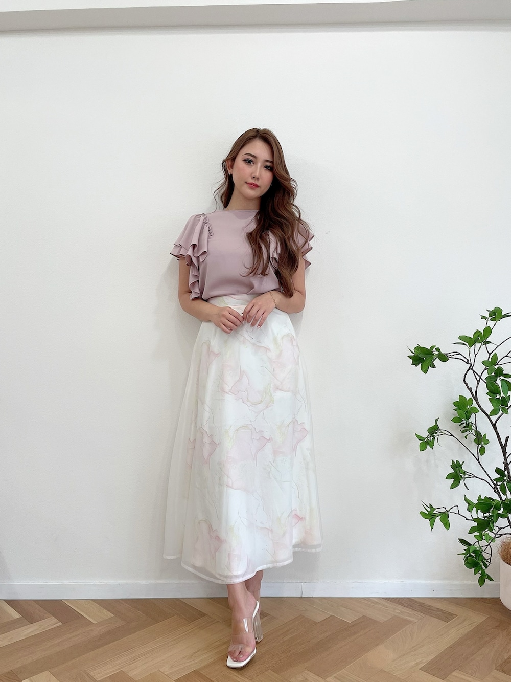 ピンク系のTシャツ/カットソー、ホワイト系のスカート、ホワイト系のサンダルを着用したレディースの夏コーディネートの2枚目の写真