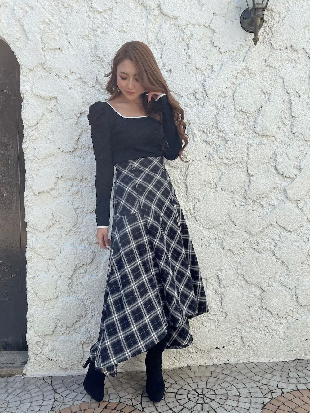 ブラック系のダウンジャケット/コート、ブラック系のTシャツ/カットソー、ブラック系のスカートを着用したレディースの冬コーディネートの2枚目の写真