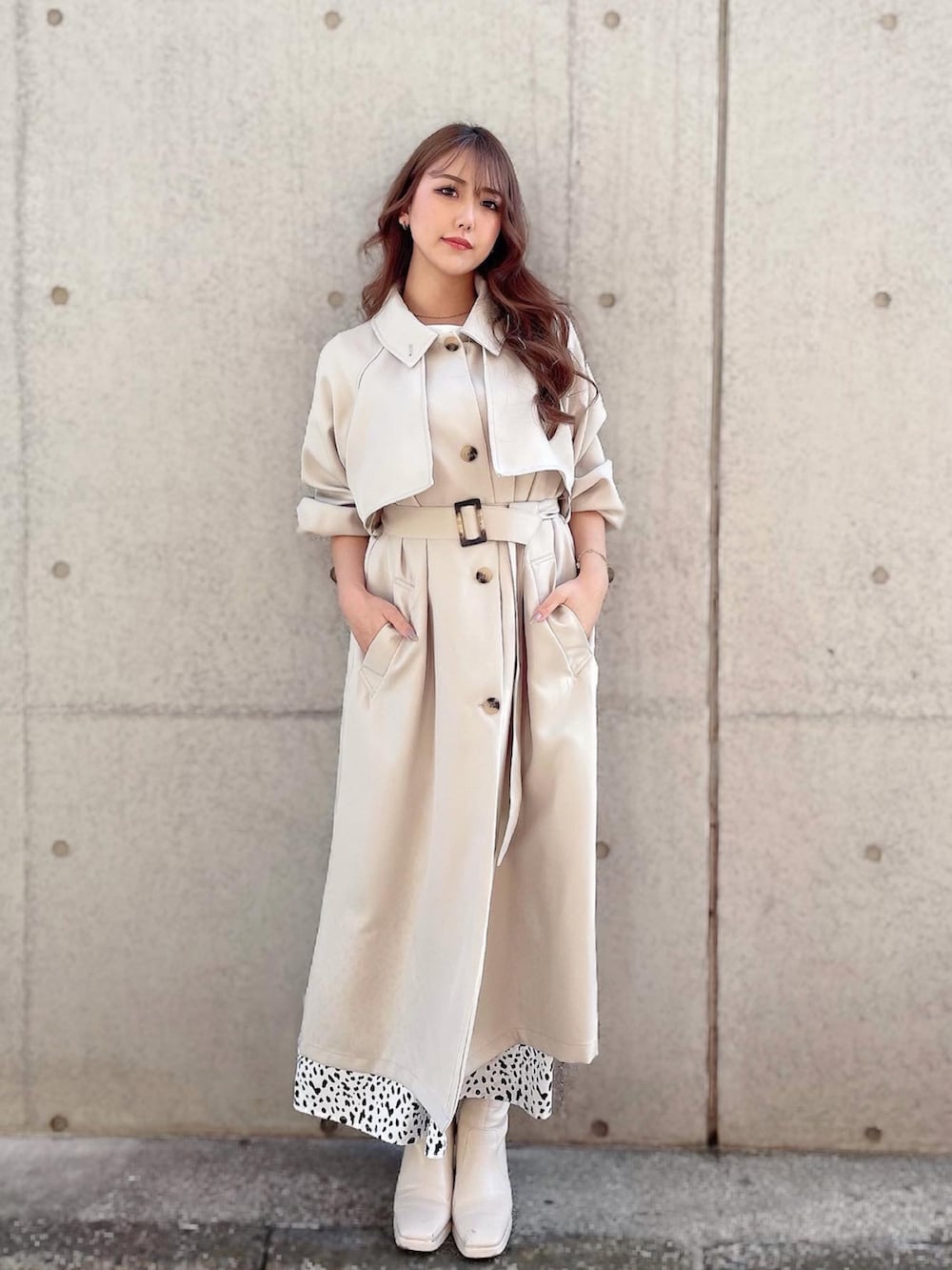 ホワイト系のトレンチコート、ホワイト系のワンピースを着用したレディースの春コーディネートの2枚目の写真