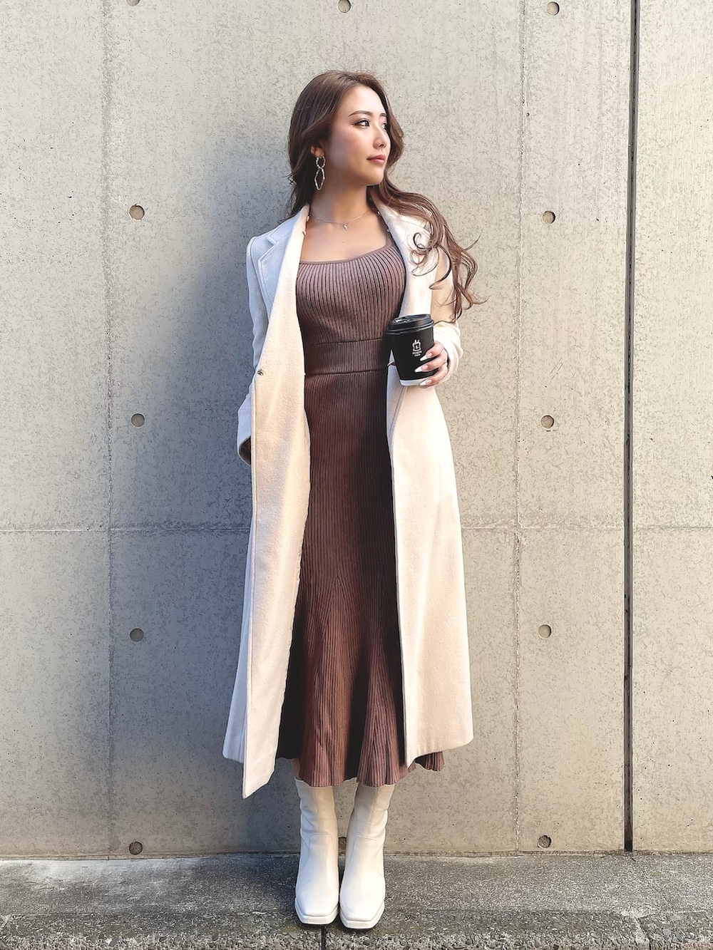 ブラウン系のワンピース、ベージュ系のその他アウターを着用したレディースの冬コーディネートの3枚目の写真