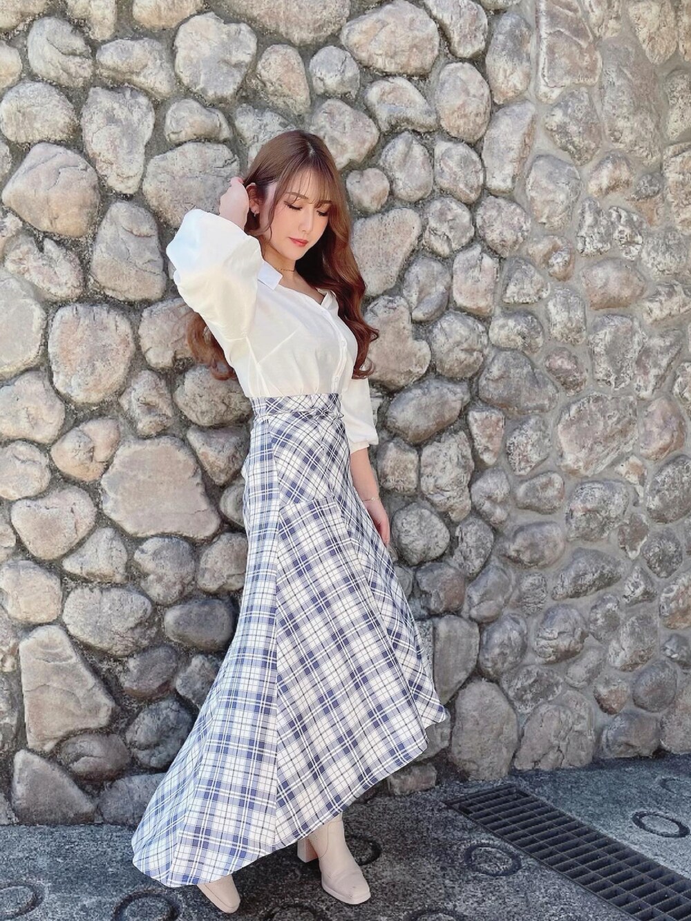 ホワイト系のシャツ/ブラウス、ブルー系のスカートを着用したレディースの春コーディネートの2枚目の写真