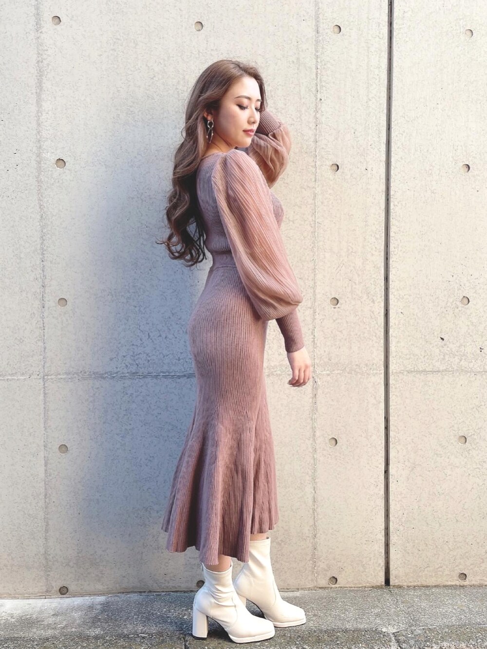 ブラウン系のワンピース、ベージュ系のその他アウターを着用したレディースの冬コーディネートの2枚目の写真