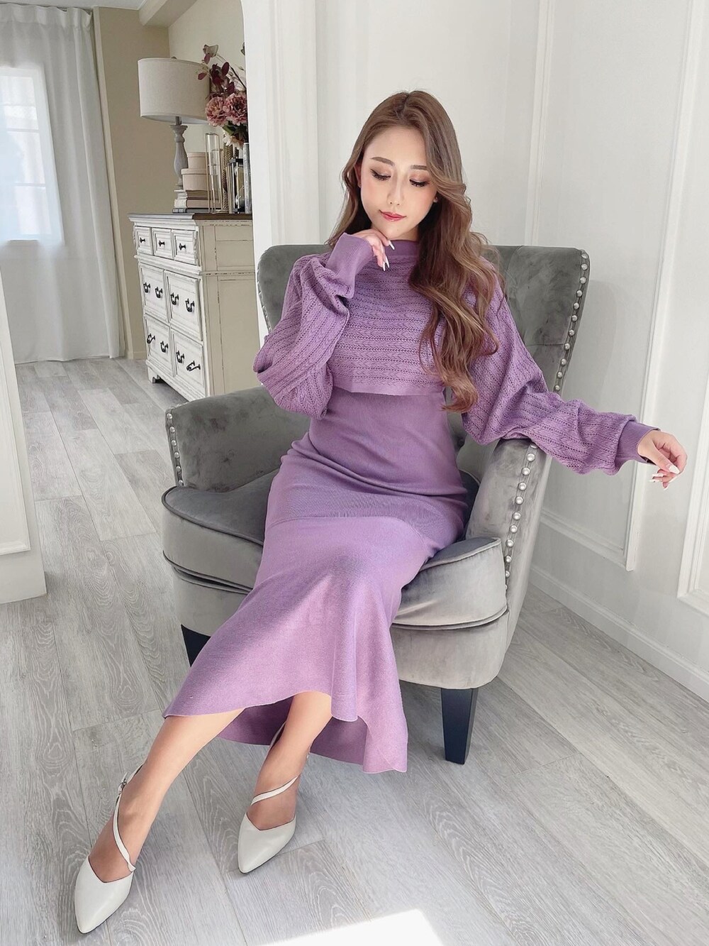 パープル系のワンピースを着用したレディースの秋コーディネートの2枚目の写真