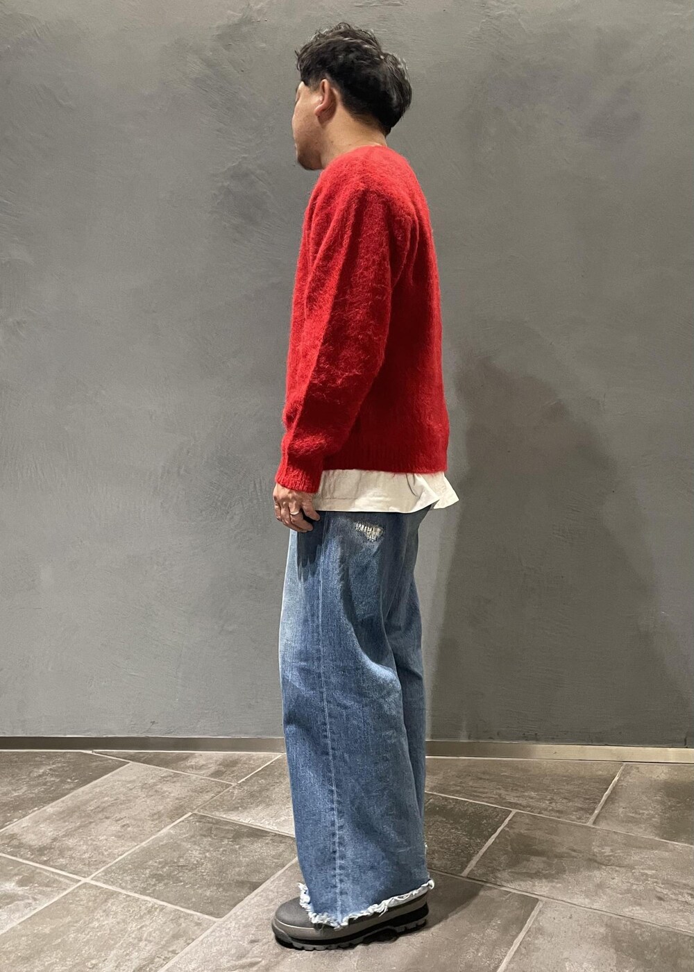 三浦準矢さんの「モヘアミックス オーバーサイズ Vネックプルオーバー / ユニセックス（ADAM ET ROPE'）」を使ったコーディネートの2枚目の写真