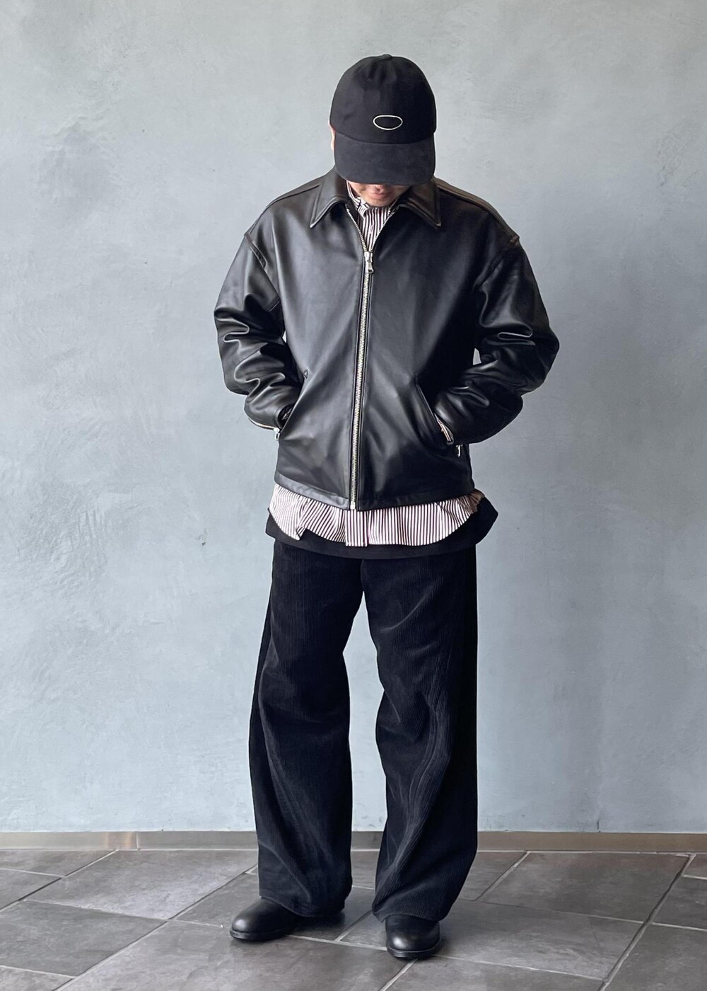 ブラック系のブルゾン、ブラック系のブーツを着用したメンズの夏コーディネートの5枚目の写真