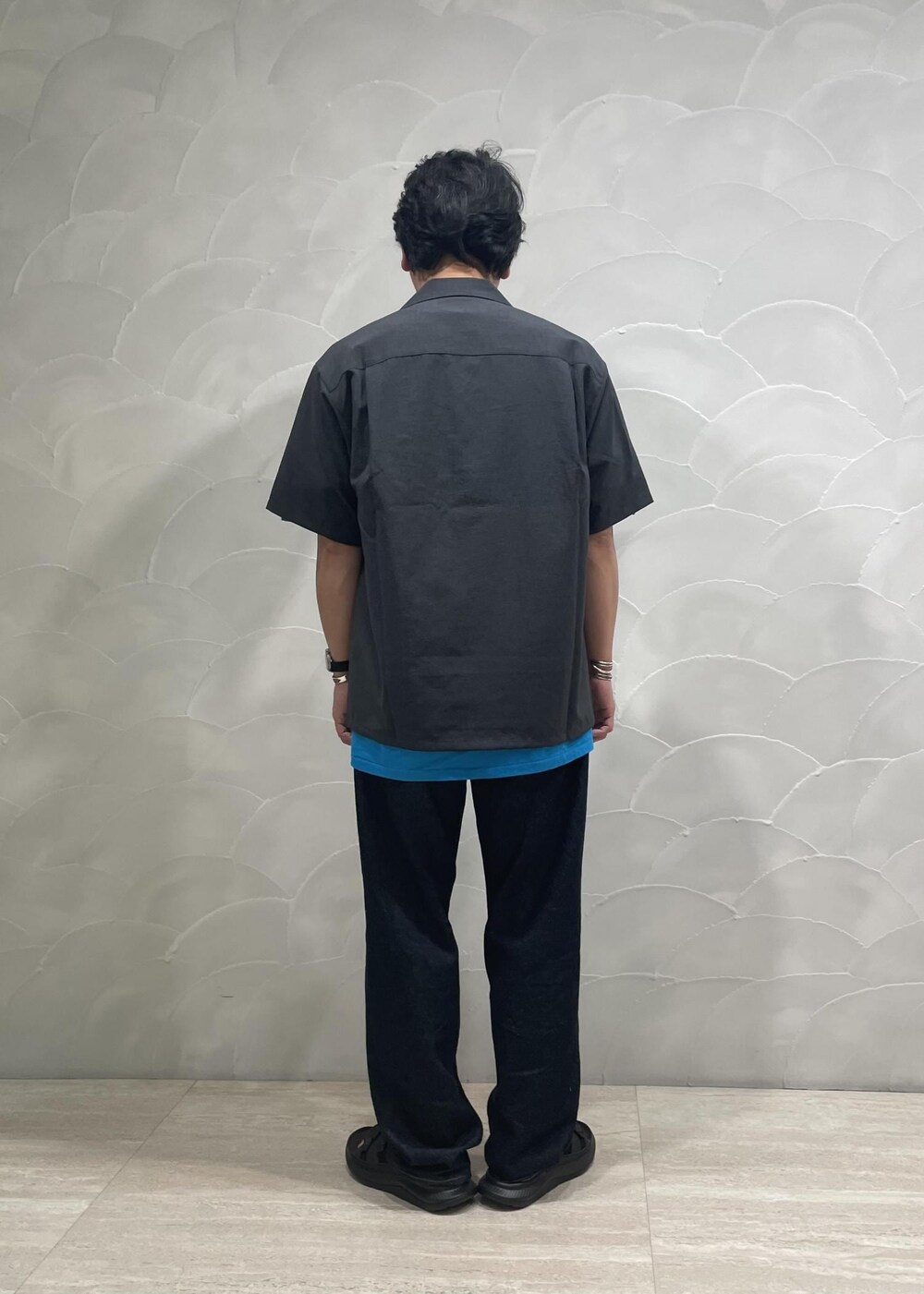 「ルミネ10%OFF、ルミネ10%、LUMINE10%、LUMINE10%OFF、ルミ10、HOMME、低身長、カジュアル、セットアップ、セットアップ対応、春、夏、春コーデ、夏コーデ、春ファッション」｜「ADAM ET ROPE'の洗えるセットアップ【RIRANCHA】オープンカラーシャツ ＆ イージーパンツ / 防シワ性 / ユニセックス（セットアップ、グリーン系）」を使った、三浦準矢さん（メンズ・166cm）の春コーディネートの3枚目の写真