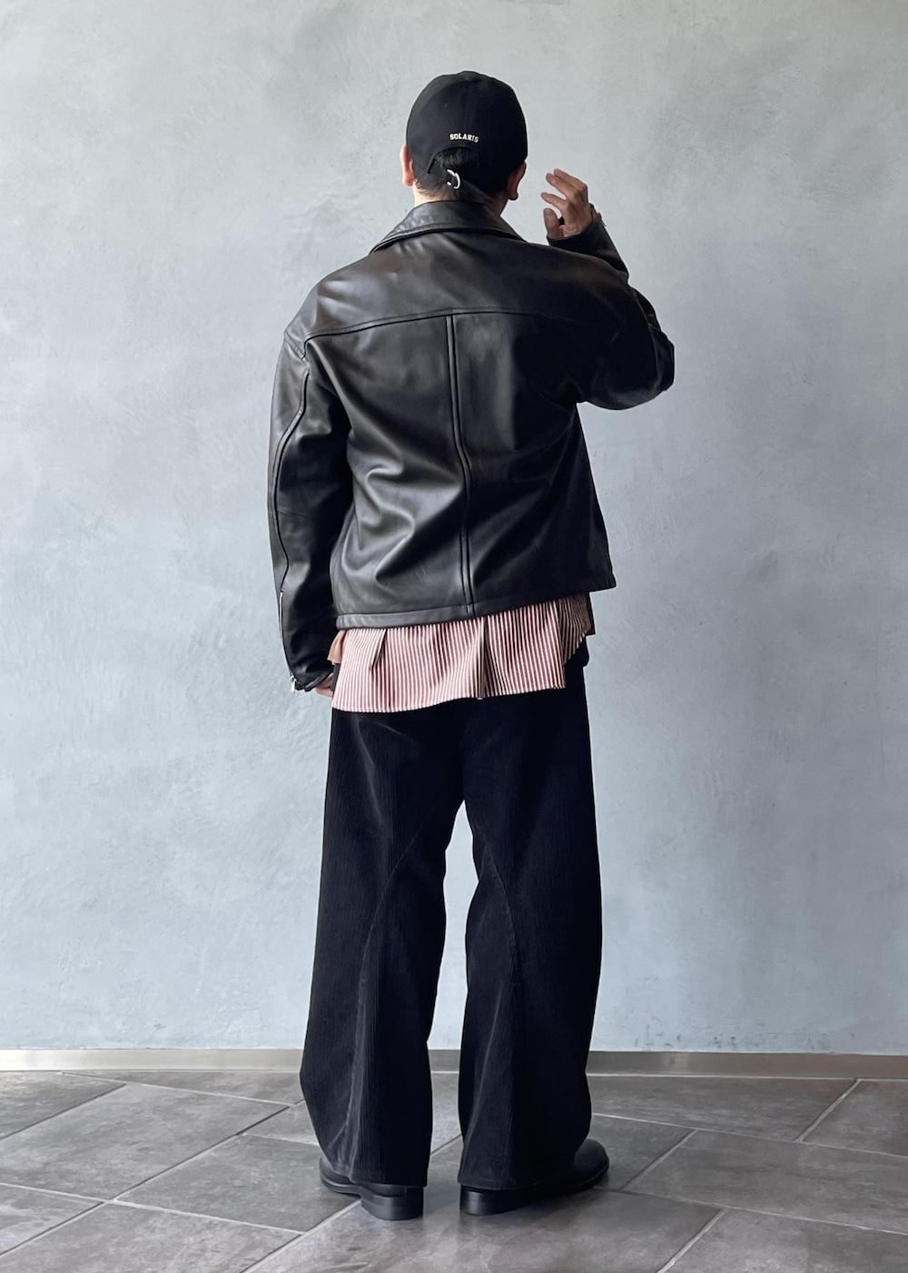 ブラック系のブルゾン、ブラック系のブーツを着用したメンズの夏コーディネートの3枚目の写真