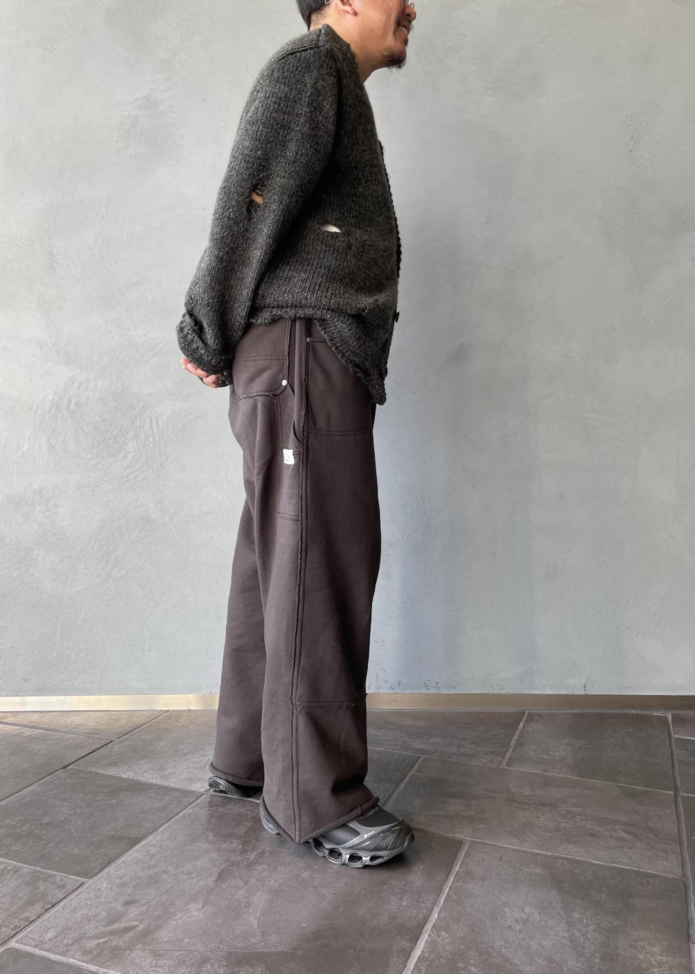 グレー系のカーディガン/ボレロ、ブラック系のその他パンツを着用したメンズの冬コーディネートの9枚目の写真