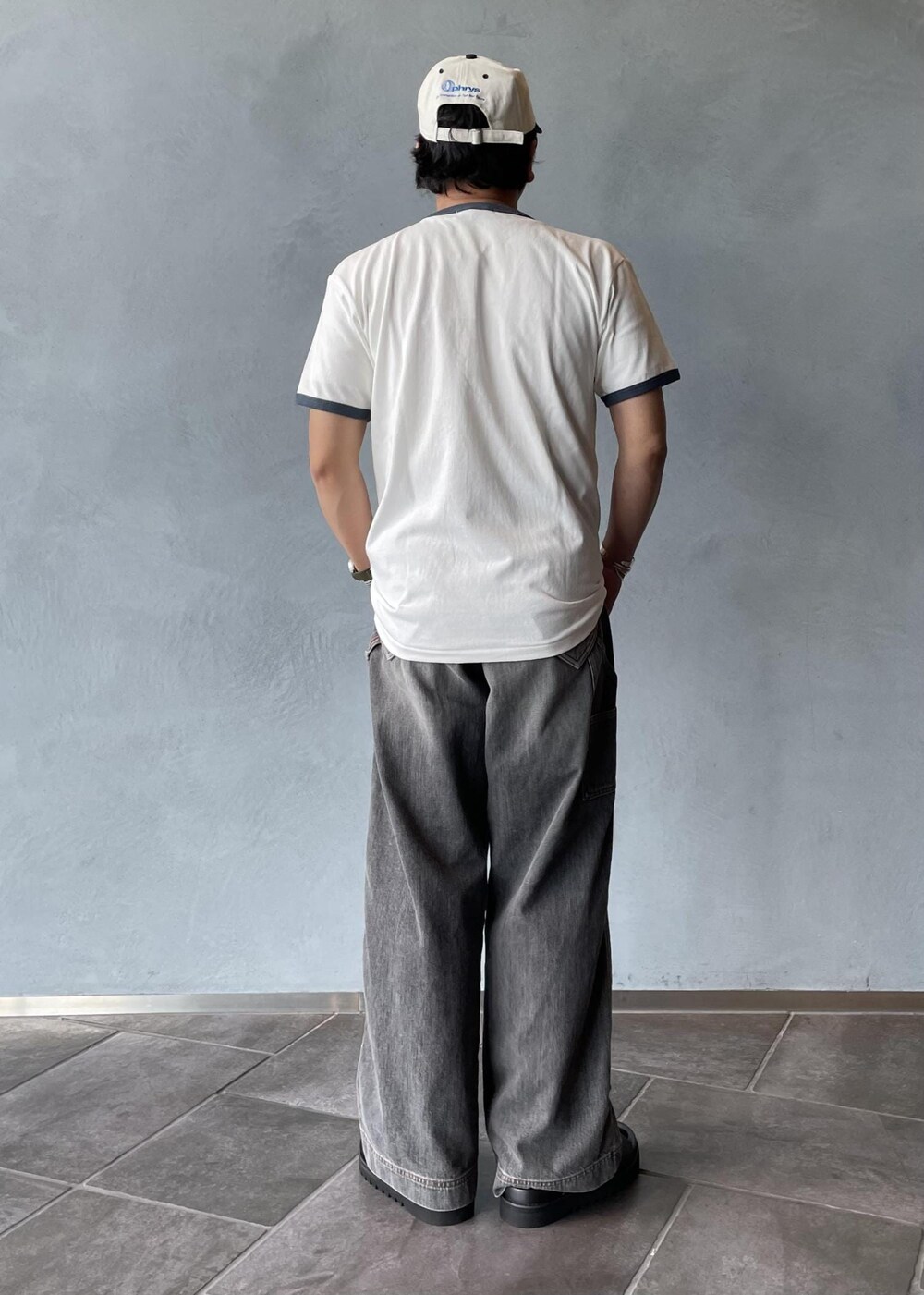 ブラック系のサンダルを着用したメンズの夏コーディネートの3枚目の写真