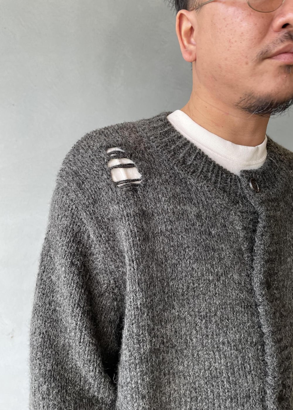 グレー系のカーディガン/ボレロ、ブラック系のその他パンツを着用したメンズの冬コーディネートの6枚目の写真