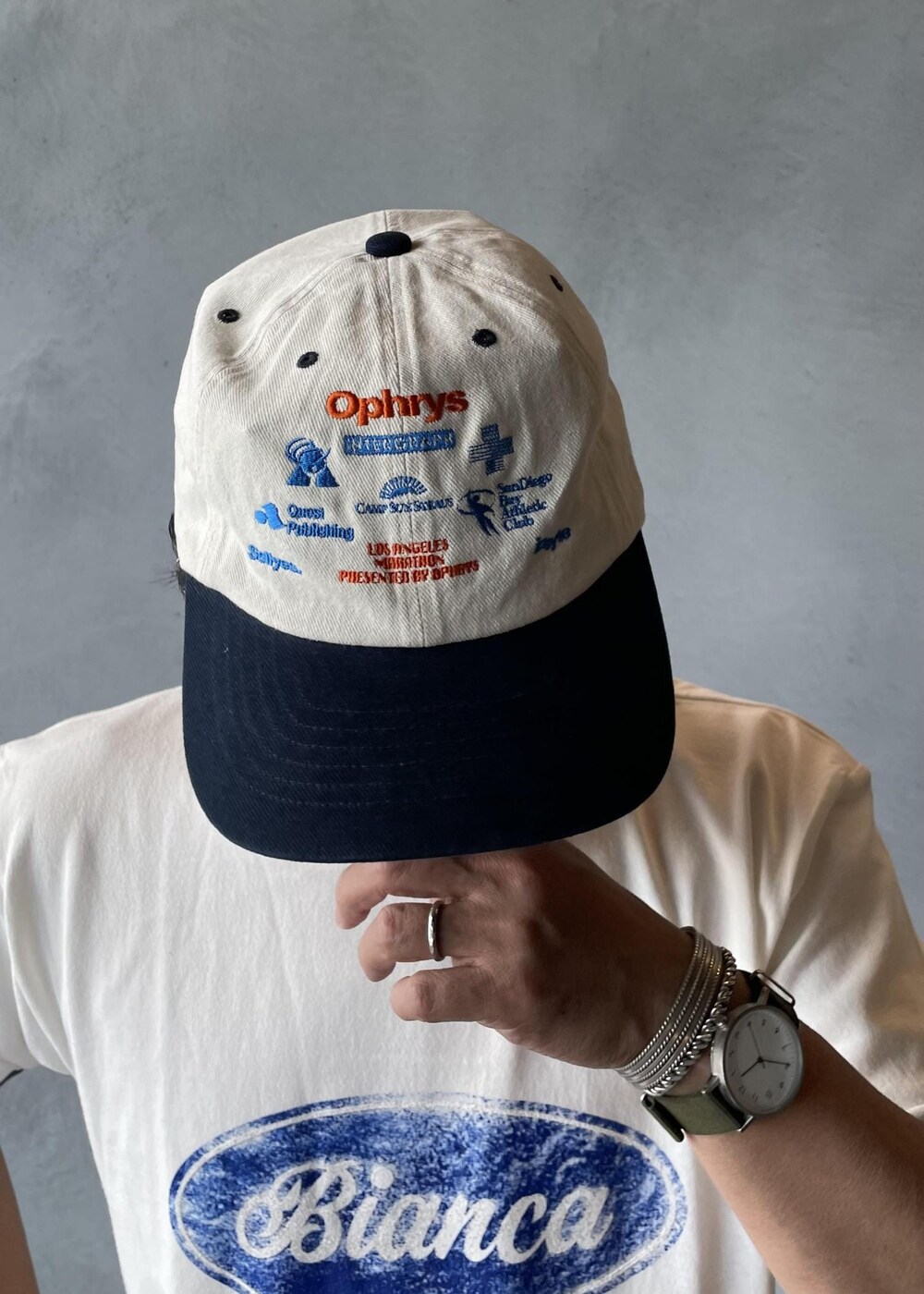 ブラック系のサンダルを着用したメンズの夏コーディネートの6枚目の写真