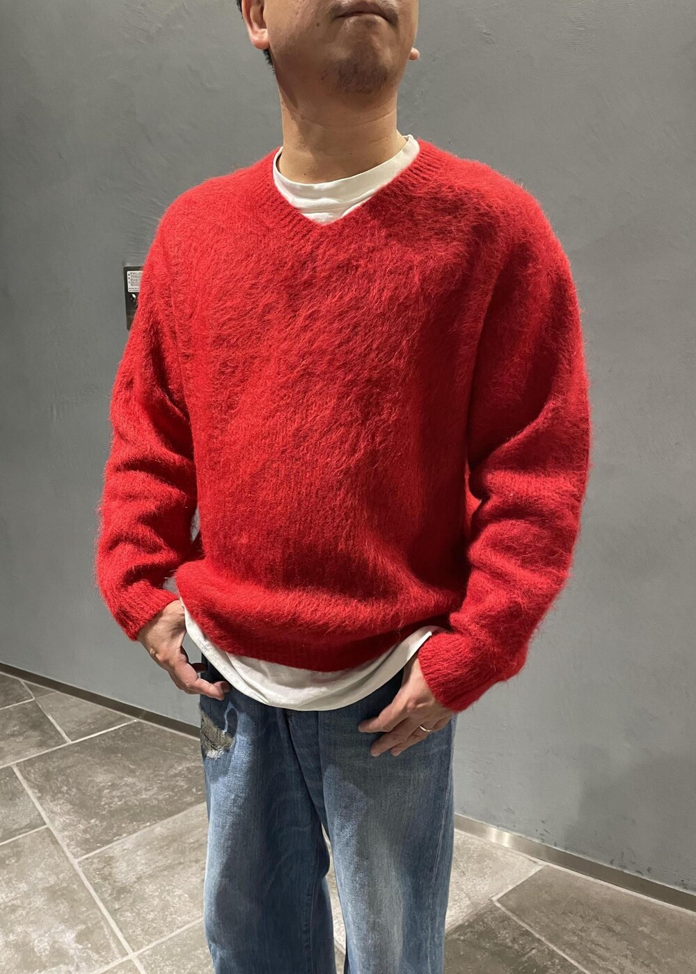 三浦準矢さんの「モヘアミックス オーバーサイズ Vネックプルオーバー / ユニセックス（ADAM ET ROPE'）」を使ったコーディネートの5枚目の写真