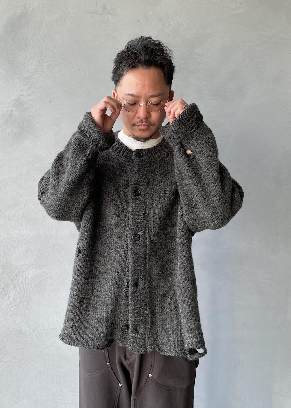 グレー系のカーディガン/ボレロ、ブラック系のその他パンツを着用したメンズの冬コーディネートの5枚目の写真