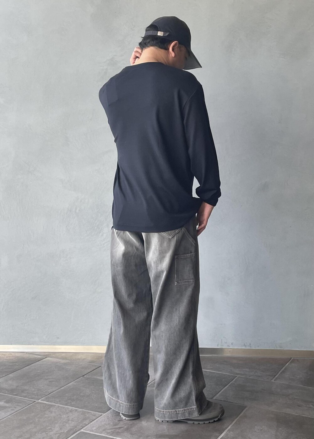 三浦準矢さんの「【NIKKE】ウール天竺 ロングスリーブ ニットT（ADAM ET ROPE'）」を使ったコーディネートの3枚目の写真