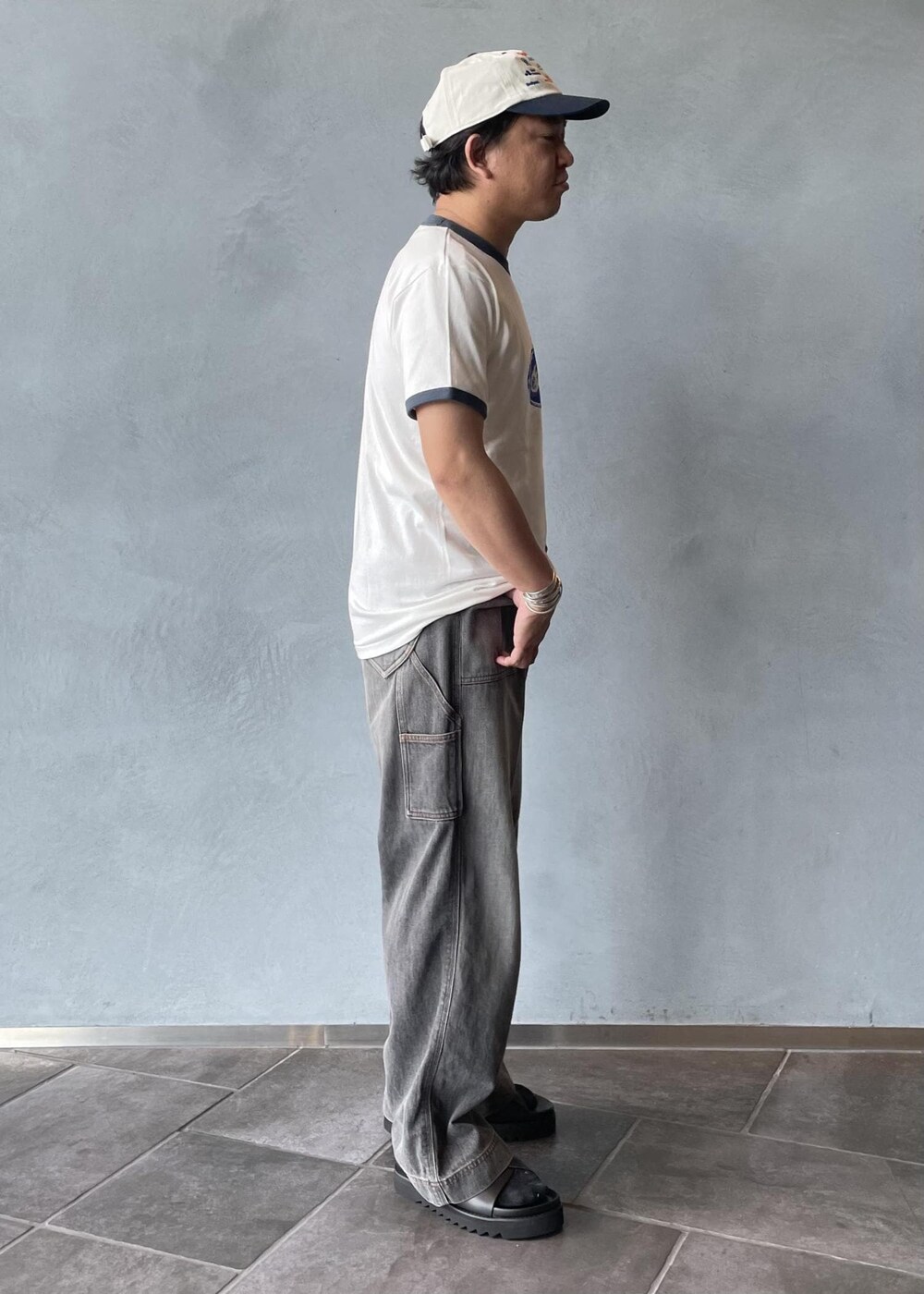 ブラック系のサンダルを着用したメンズの夏コーディネートの4枚目の写真