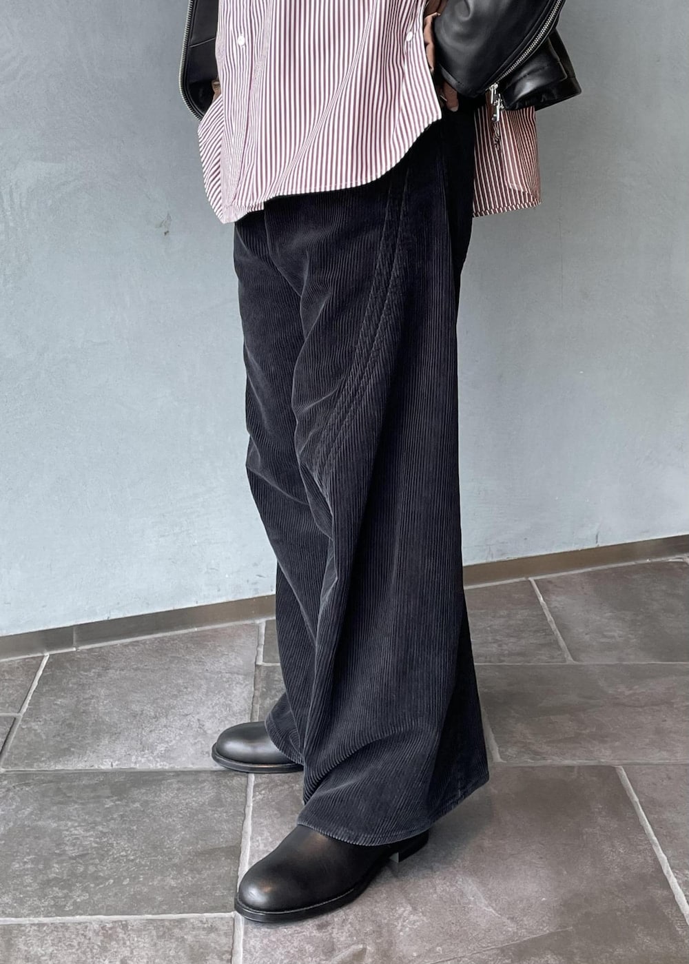 ブラック系のブルゾン、ブラック系のブーツを着用したメンズの夏コーディネートの9枚目の写真