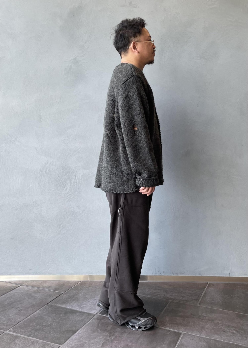 グレー系のカーディガン/ボレロ、ブラック系のその他パンツを着用したメンズの冬コーディネートの2枚目の写真