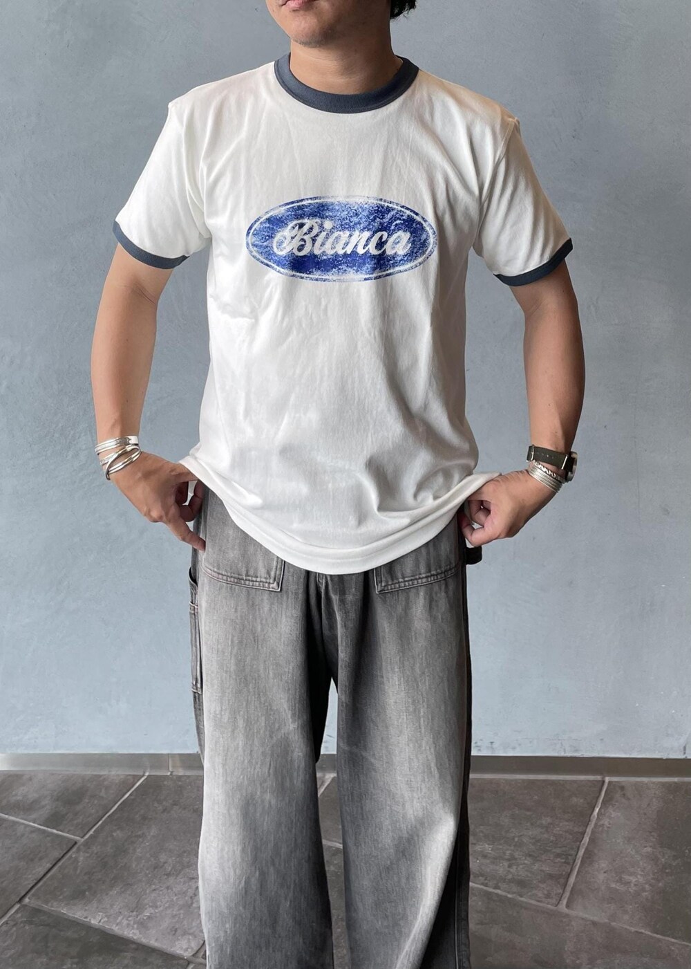 ブラック系のサンダルを着用したメンズの夏コーディネートの5枚目の写真