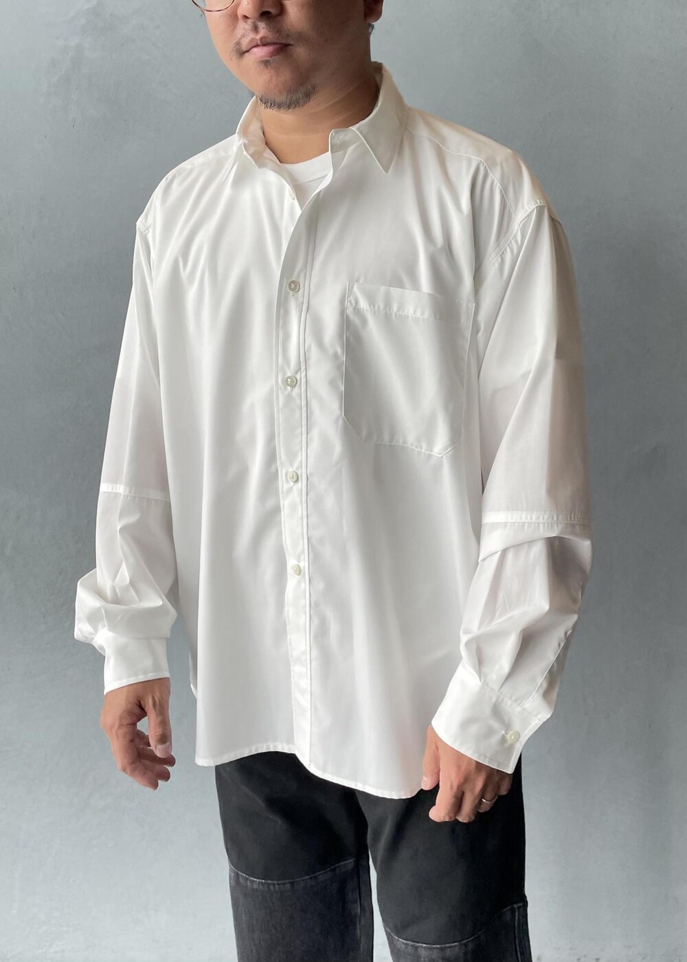 ホワイト系のシャツ/ブラウス、ブラック系のその他パンツを着用したメンズの秋コーディネートの5枚目の写真