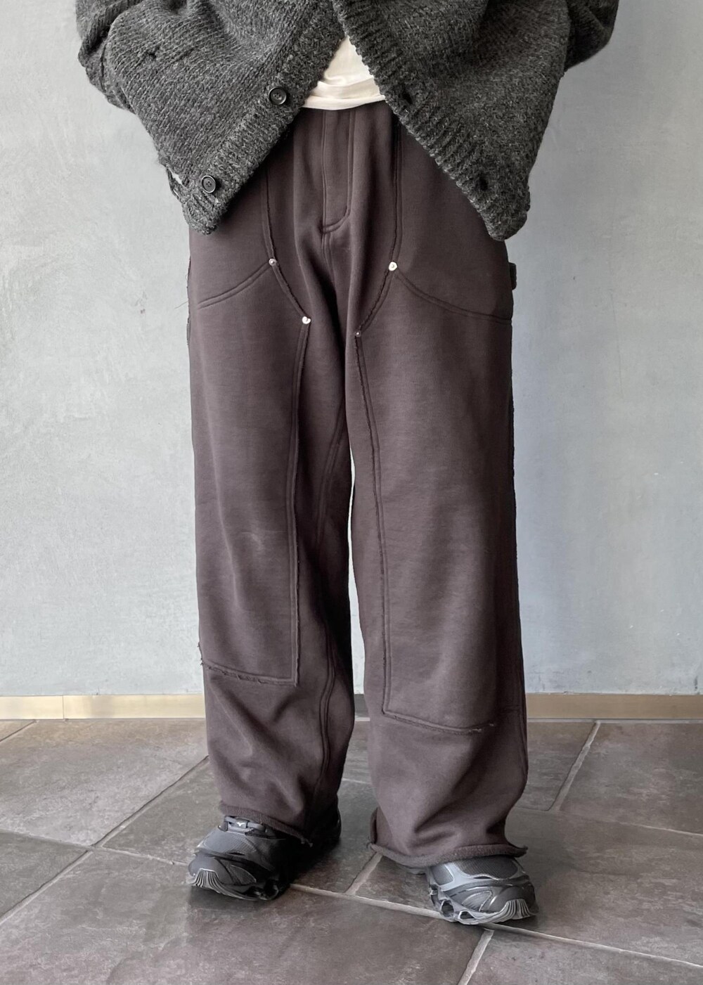 グレー系のカーディガン/ボレロ、ブラック系のその他パンツを着用したメンズの冬コーディネートの8枚目の写真