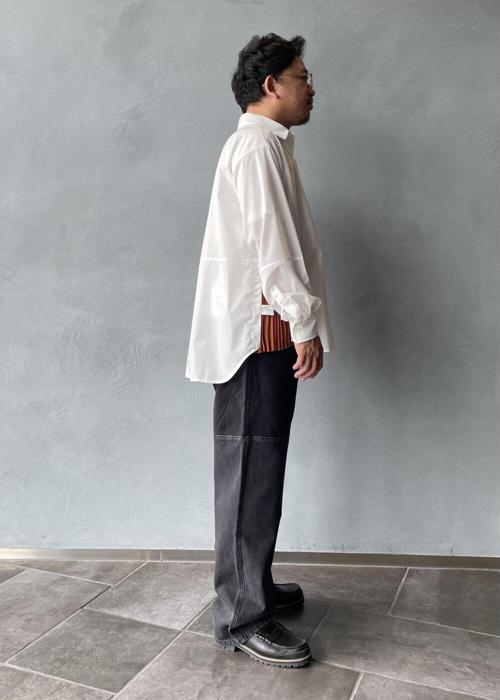 ホワイト系のシャツ/ブラウス、ブラック系のその他パンツを着用したメンズの秋コーディネートの4枚目の写真