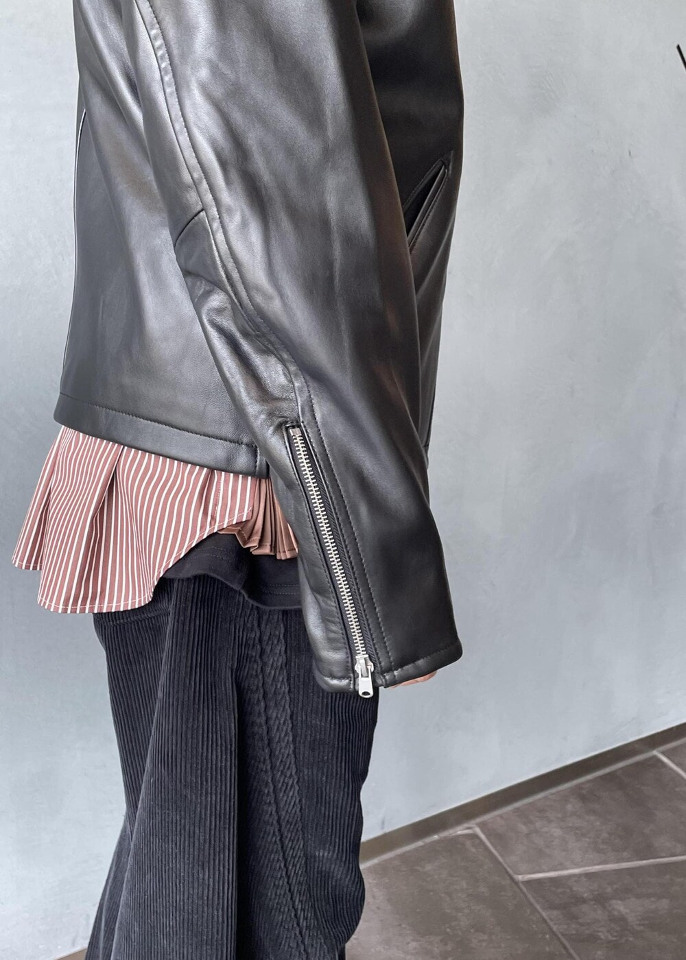 ブラック系のブルゾン、ブラック系のブーツを着用したメンズの夏コーディネートの7枚目の写真