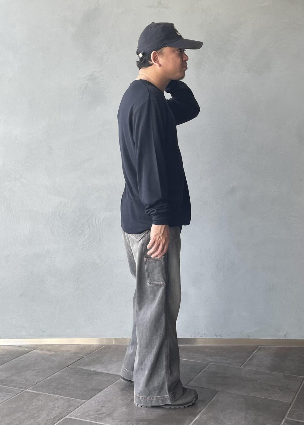 三浦準矢さんの「【NIKKE】ウール天竺 ロングスリーブ ニットT（ADAM ET ROPE'）」を使ったコーディネートの4枚目の写真