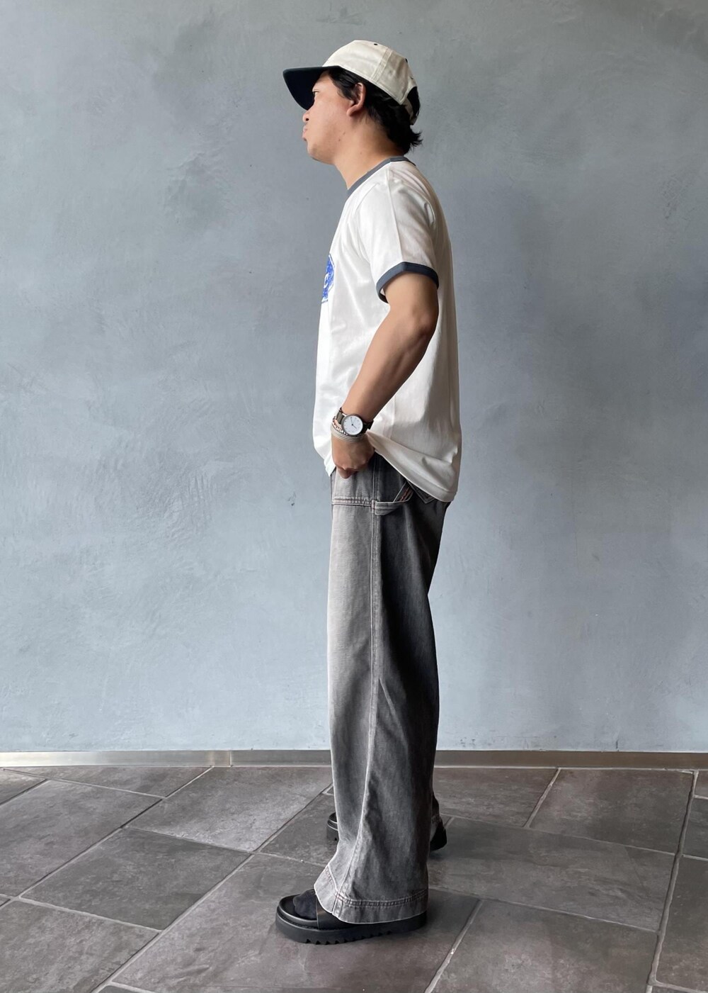 ブラック系のサンダルを着用したメンズの夏コーディネートの2枚目の写真