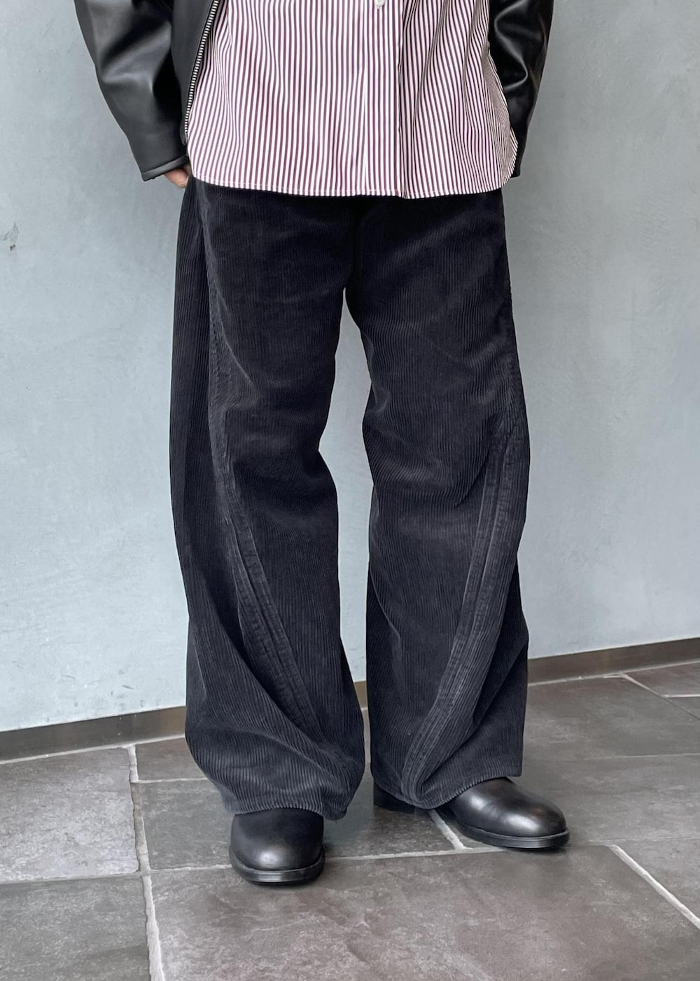 ブラック系のブルゾン、ブラック系のブーツを着用したメンズの夏コーディネートの8枚目の写真