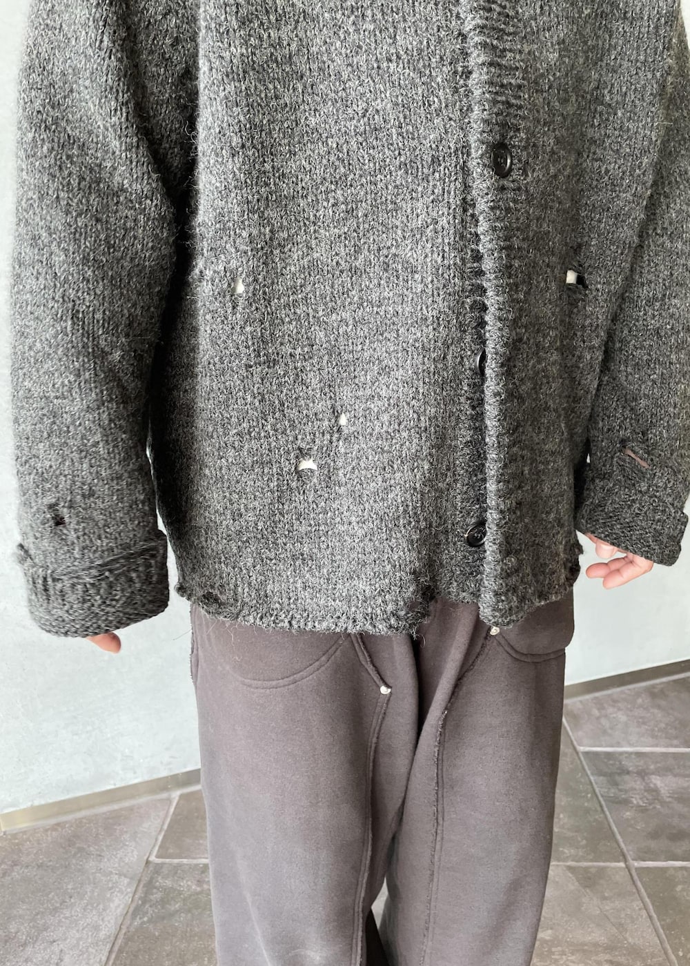 グレー系のカーディガン/ボレロ、ブラック系のその他パンツを着用したメンズの冬コーディネートの7枚目の写真