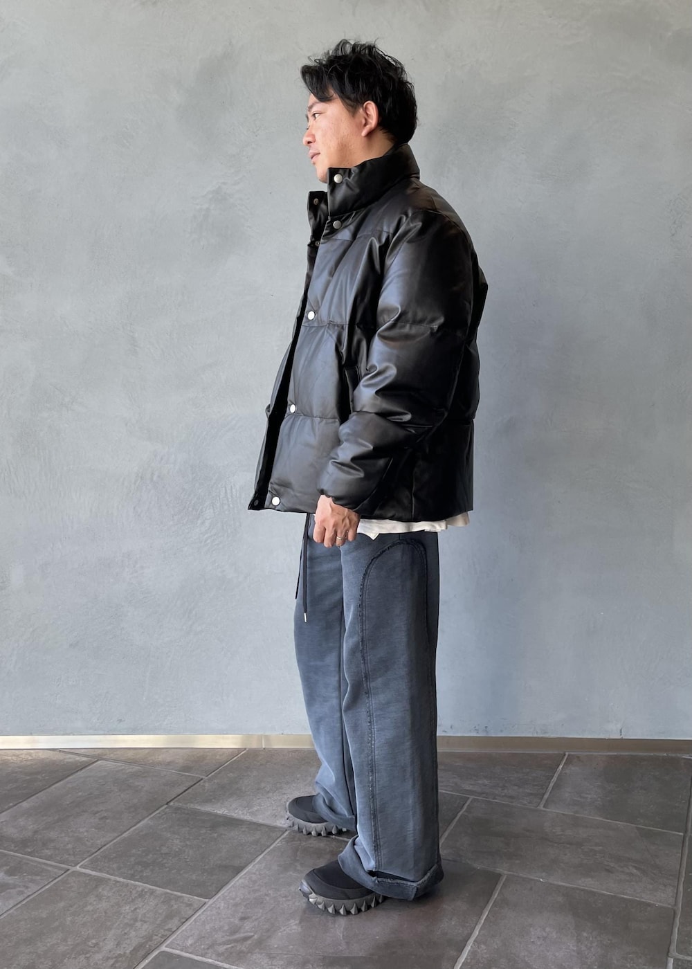 三浦準矢さんの「【ACT_31 Kuram】《AVIREX for ADAM ET ROPE'》LEATHER DOWN JACKET（AVIREX）」を使ったコーディネートの2枚目の写真