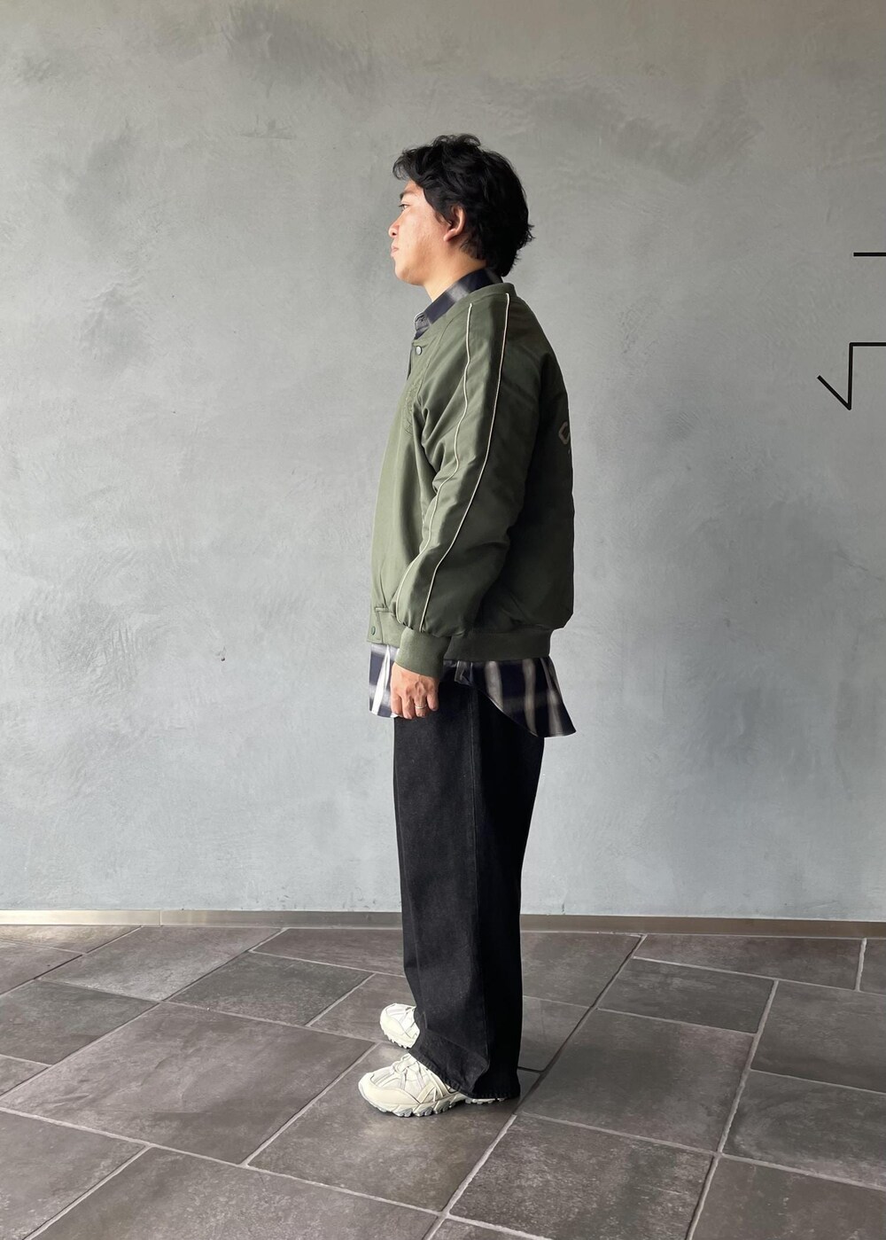 三浦準矢さんの「オーガニックコットン ビッグシルエット アソート レギュラーカラー シャツ / ロングシーズン着用可能（ADAM ET ROPE'）」を使ったコーディネートの2枚目の写真