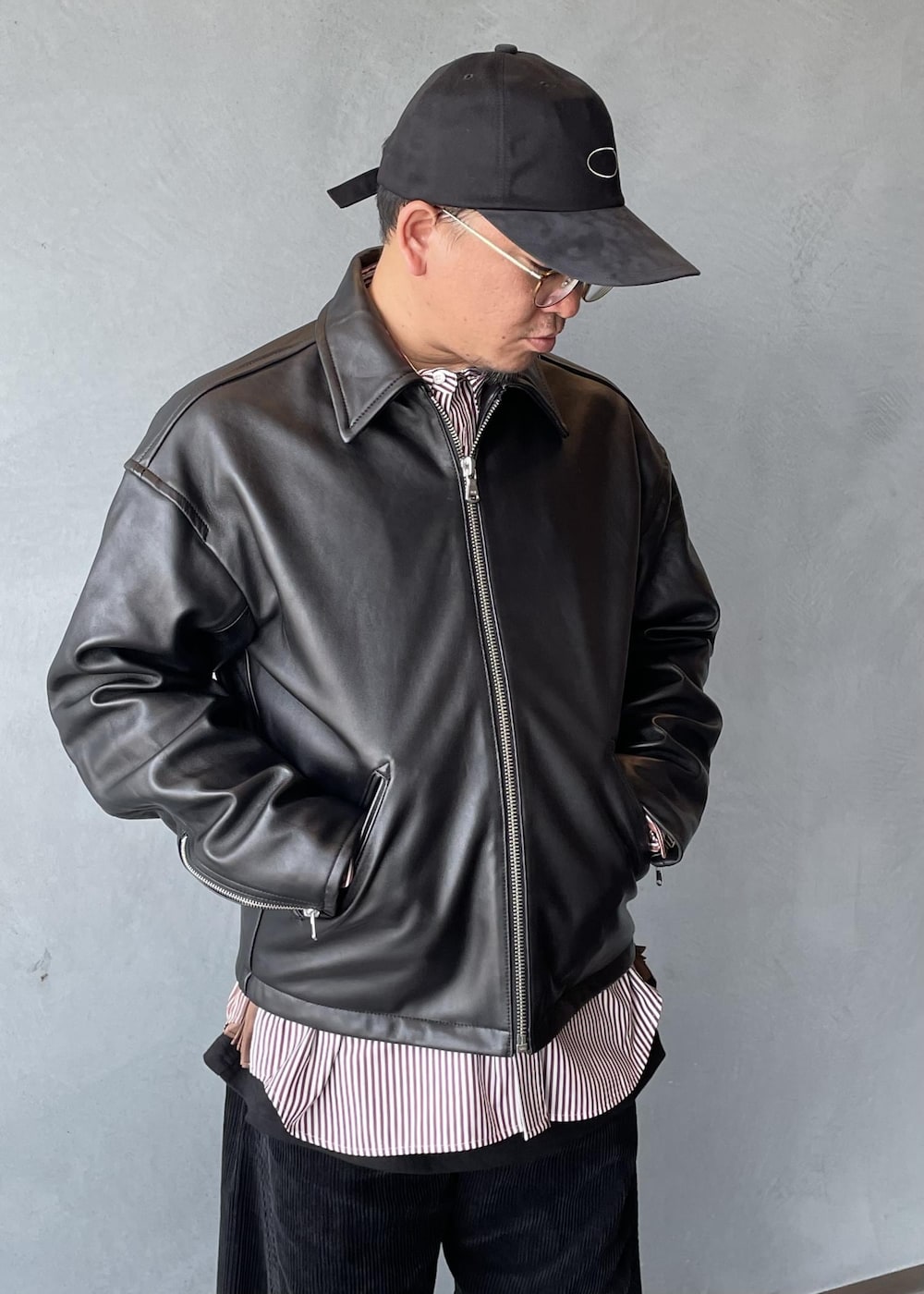 ブラック系のブルゾン、ブラック系のブーツを着用したメンズの夏コーディネートの6枚目の写真