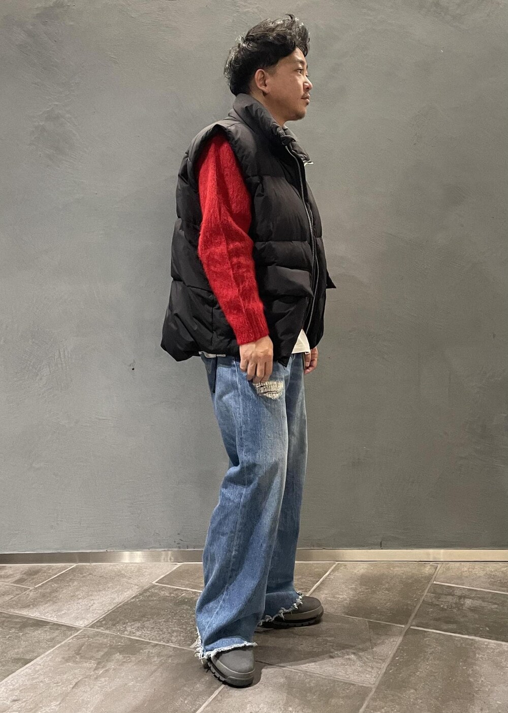 三浦準矢さんの「モヘアミックス オーバーサイズ Vネックプルオーバー / ユニセックス（ADAM ET ROPE'）」を使ったコーディネートの3枚目の写真
