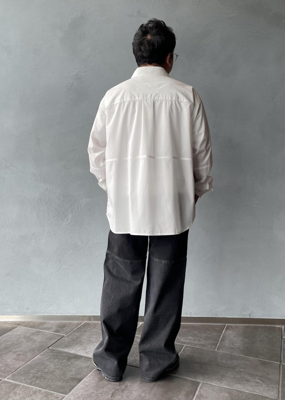 ホワイト系のシャツ/ブラウス、ブラック系のその他パンツを着用したメンズの秋コーディネートの3枚目の写真