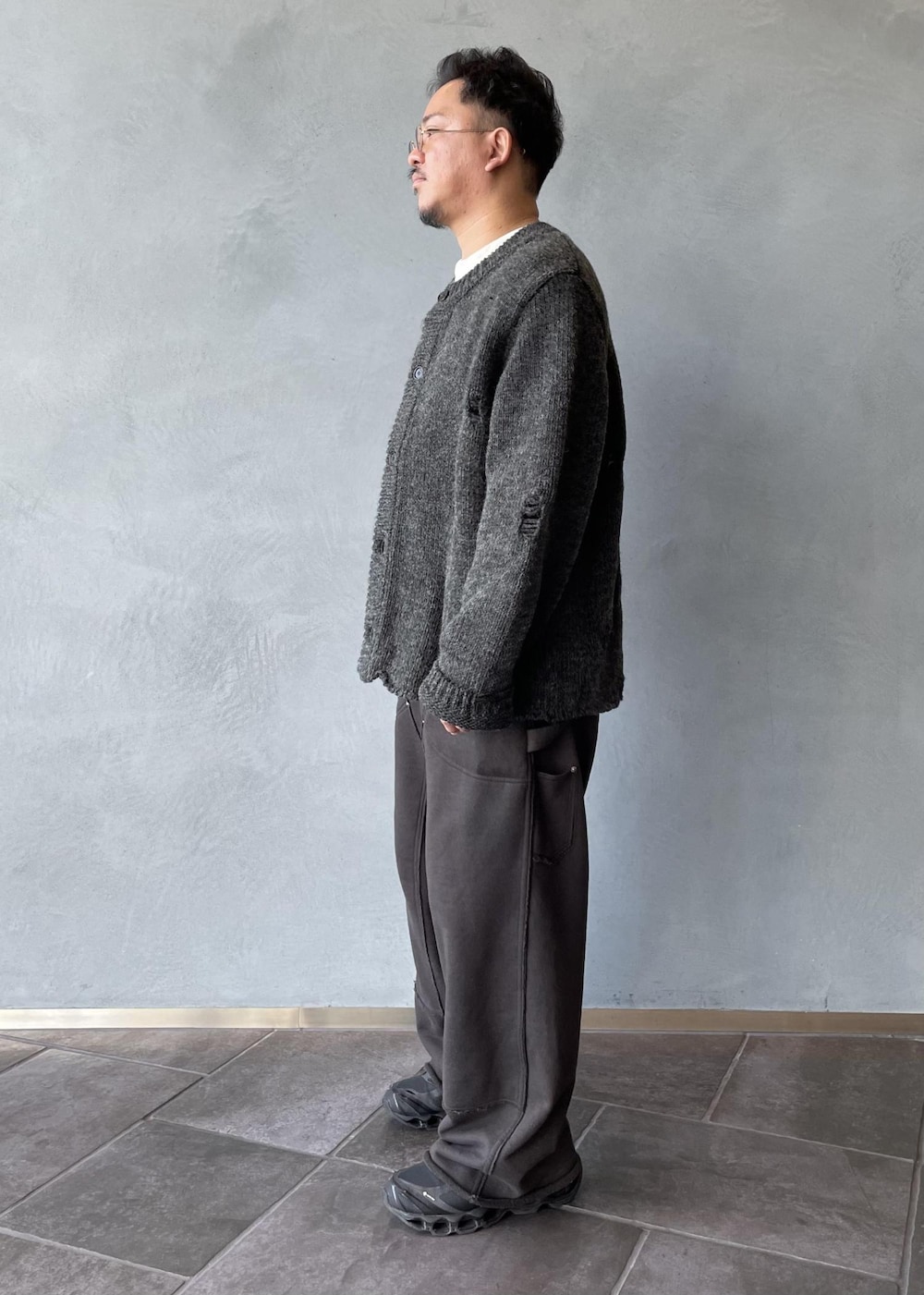 グレー系のカーディガン/ボレロ、ブラック系のその他パンツを着用したメンズの冬コーディネートの4枚目の写真