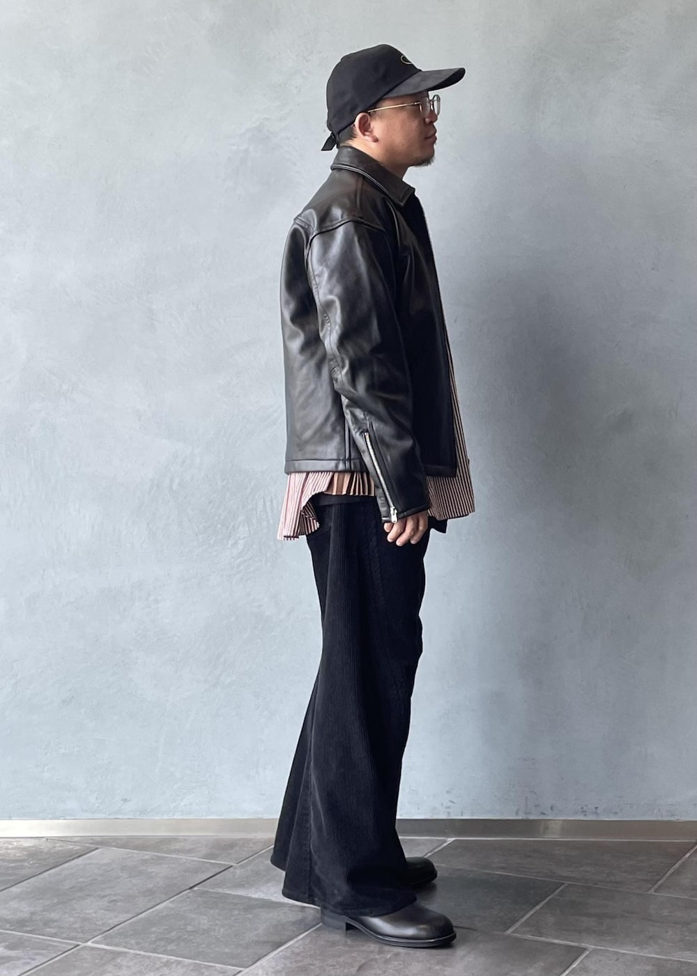 ブラック系のブルゾン、ブラック系のブーツを着用したメンズの夏コーディネートの4枚目の写真