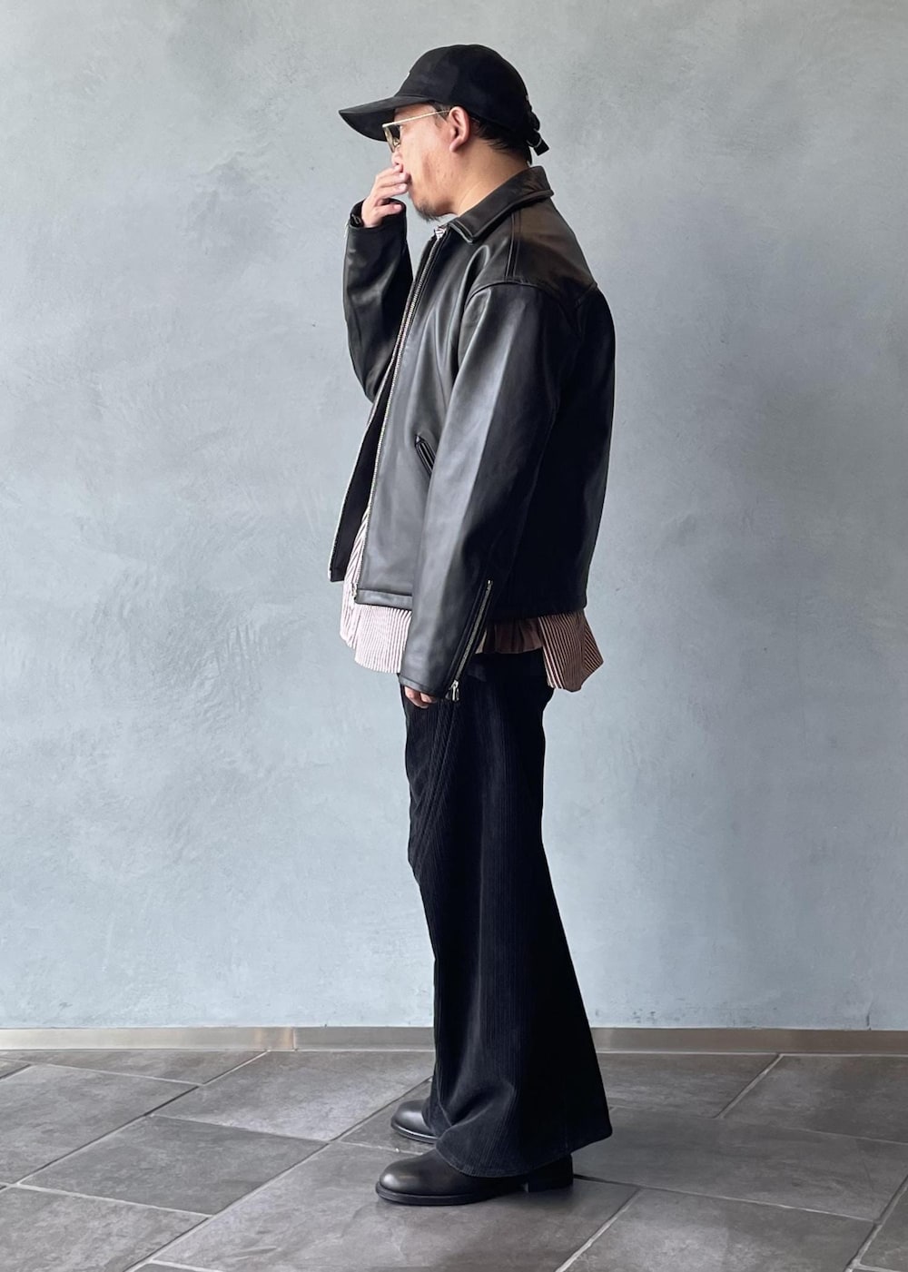 ブラック系のブルゾン、ブラック系のブーツを着用したメンズの夏コーディネートの2枚目の写真