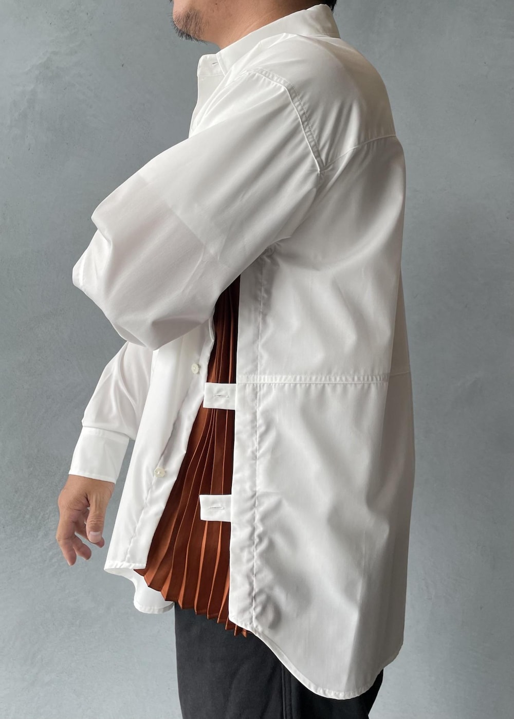 ホワイト系のシャツ/ブラウス、ブラック系のその他パンツを着用したメンズの秋コーディネートの6枚目の写真